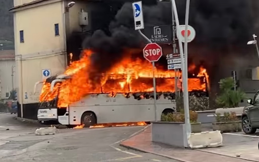 PULLMAN IN FIAMME. Paganese-Casertana: agguato, scontri tra ultras. VIDEO SHOCK