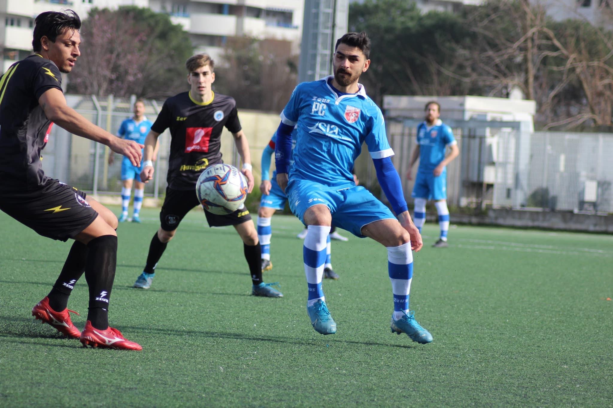 Azione di gioco tra Castel Volturno e Virtus Goti