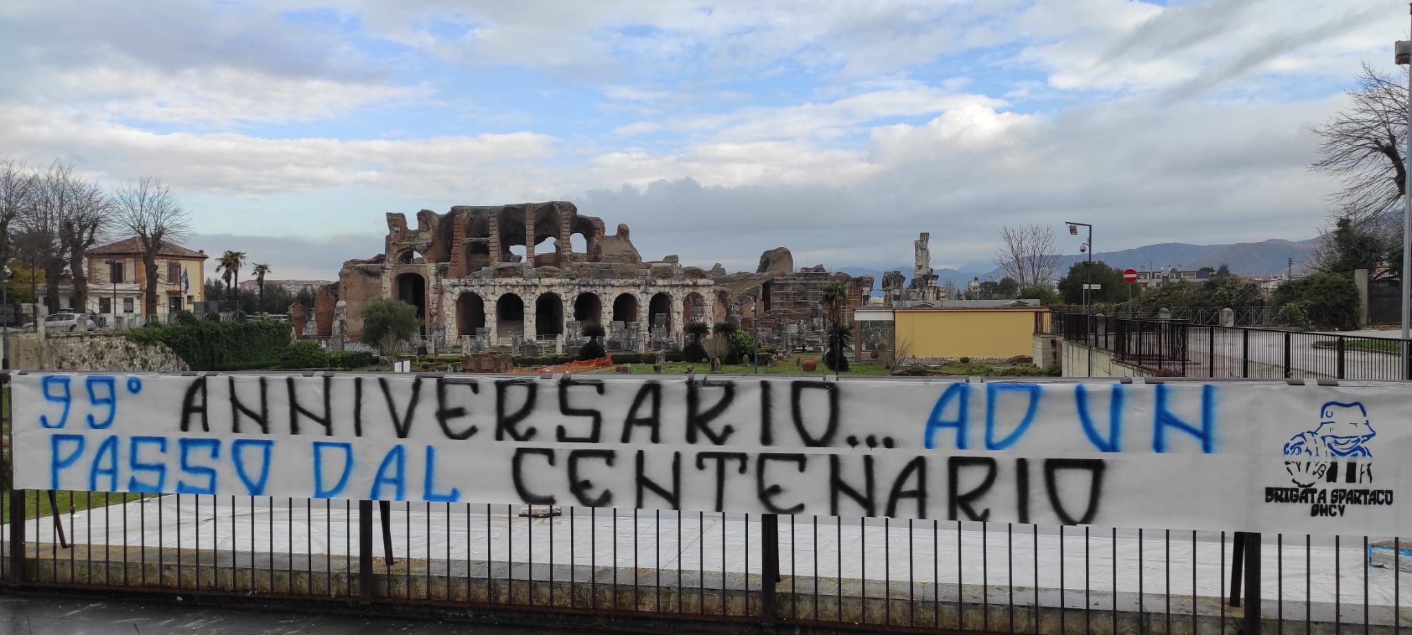 IL GLADIATOR COMPIE 99 ANNI. Striscione ‘stimolatore’ della Brigata Spartaco