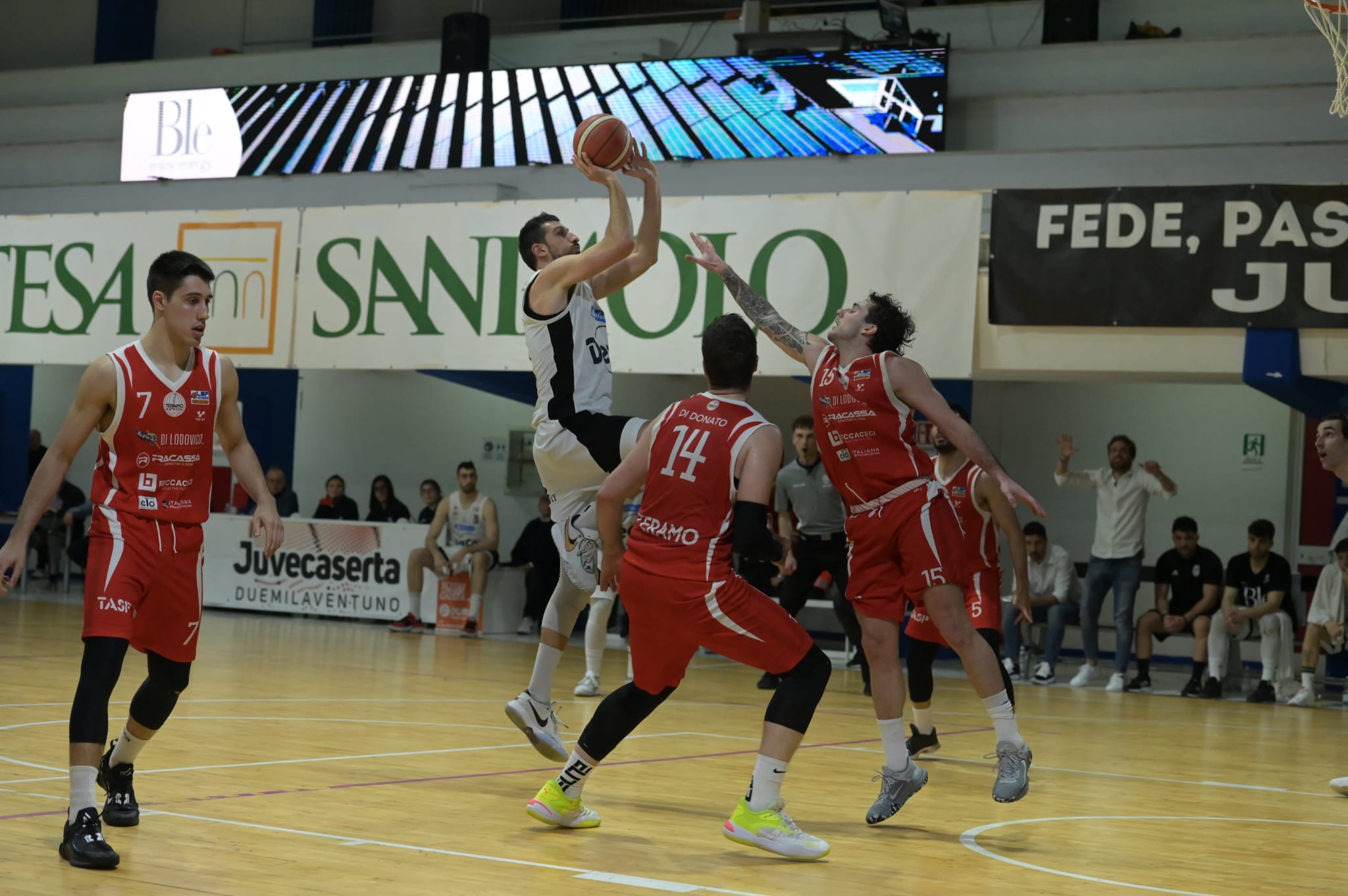 BIANCONERI TRAVOLGENTI. La Juvecaserta disintegra Teramo in gara uno