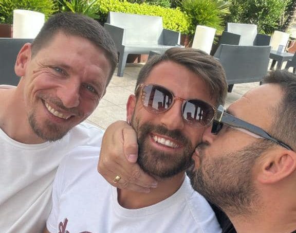 SIMONETTI ED IL BACIO GALEOTTO. Saluto all’Ischia, poi il gesto d’ufficialità di Mango