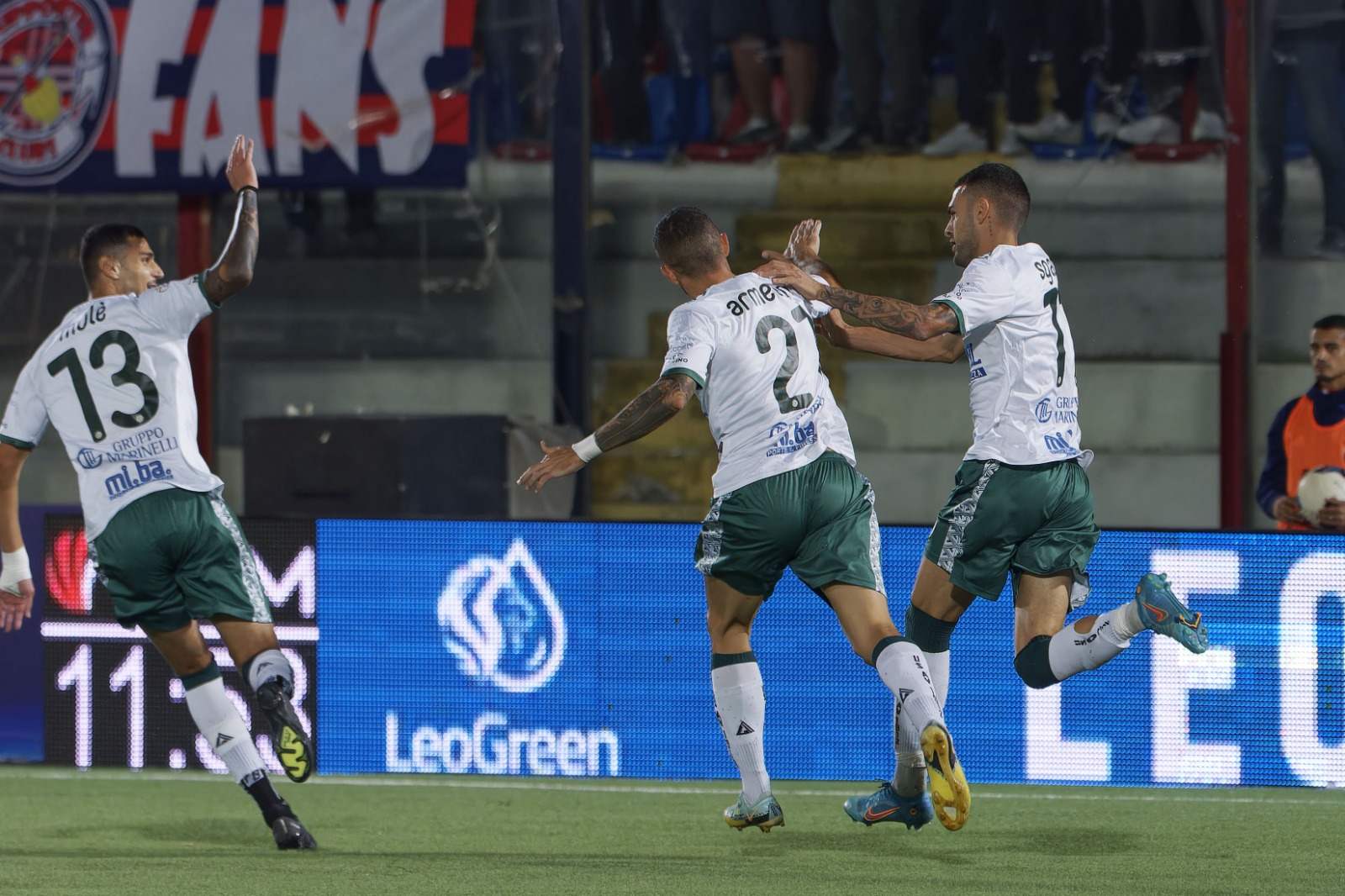 L'esultanza di Sgarbi dopo il goal del vantaggio