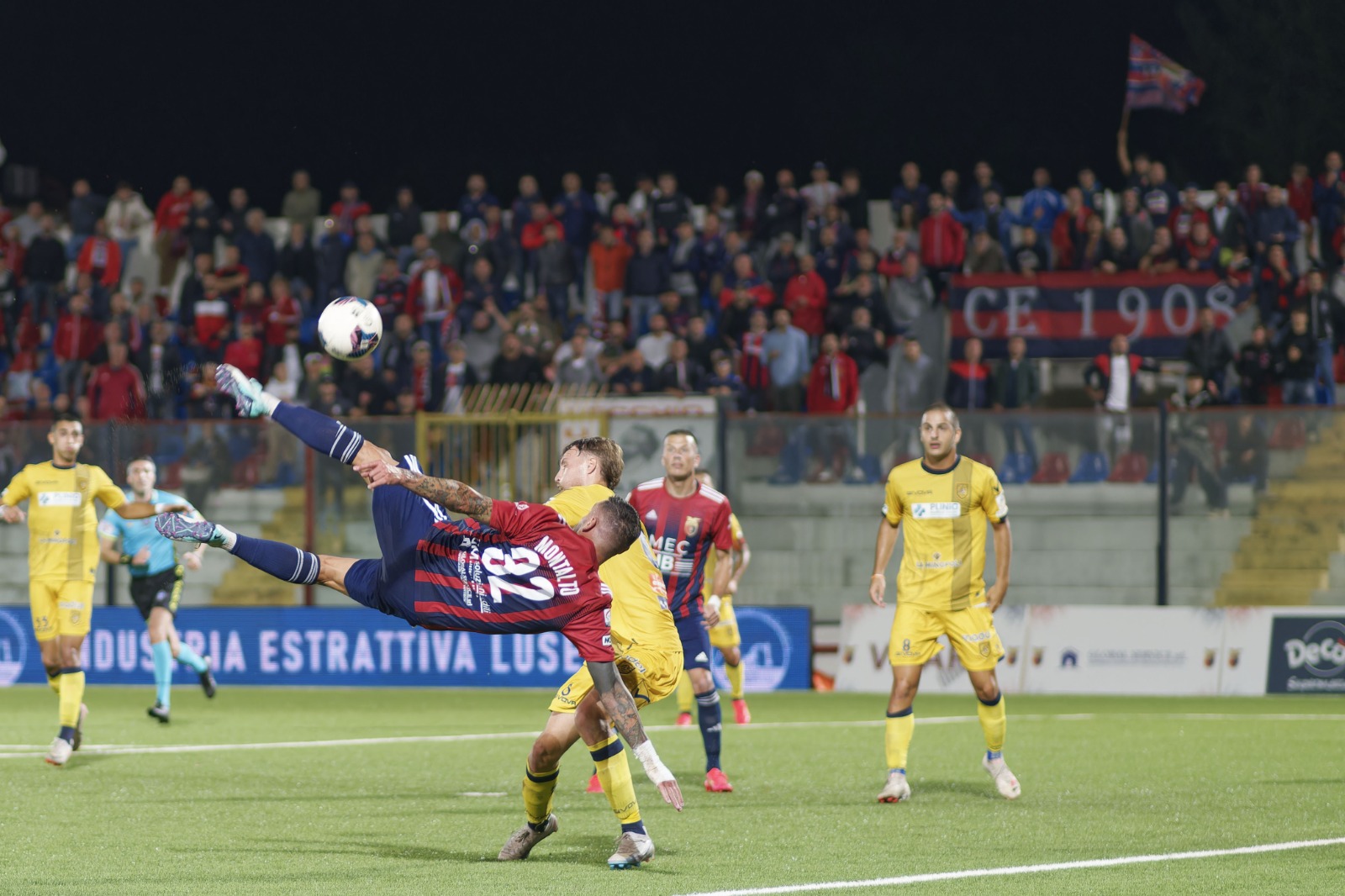 Al Pinto è festa rossoblù, la Casertana si prende il derby e ferma la capolista. La fotogallery dell’incontro