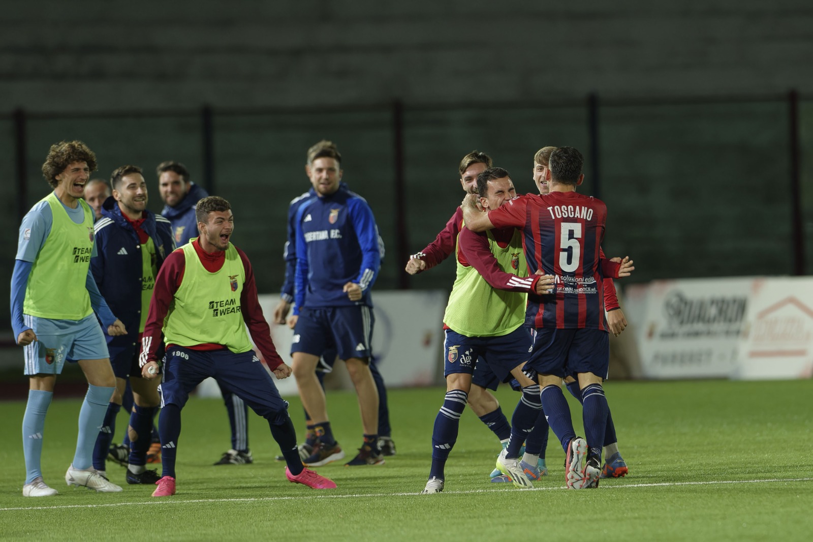 Al Pinto è festa rossoblù, la Casertana si prende il derby e ferma la capolista. La fotogallery dell’incontro