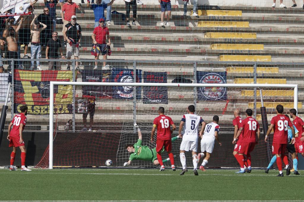 PRIMO SUCCESSO DELLA CASERTANA. Il gol di Curcio questa volta è vincente