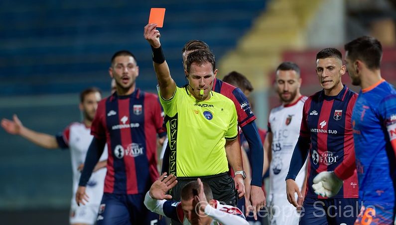 CASERTANA, ROSSO A CASOLI. Per l’arbitro è “gomitata” ma nel video non si vede: Degli Esposti …