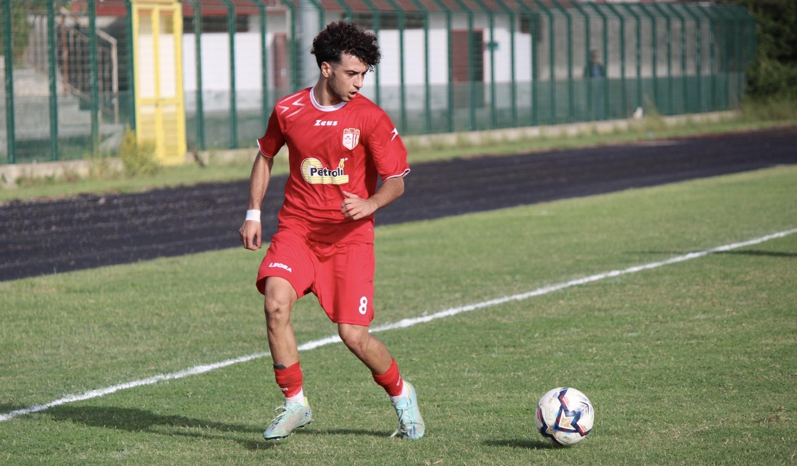 IL VILLA LITERNO PUÒ CONTARE SU ROMA. Il centrocampista: “Voglio continuare a dare il massimo, ora pronti a scalare la classifica”