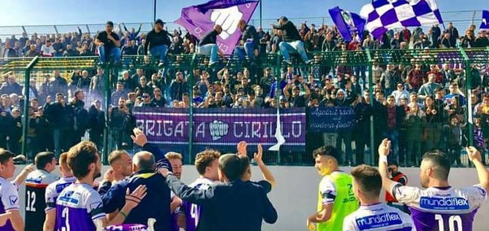 SCANDALO CASORIA. Irrompono i tifosi: “Mandiamo via il pagliaccio. Domenica tutti al San Mauro”