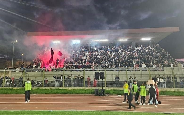 MONDRAGONE, RINASCITA PIROTECNICA. Stadio strapieno: alla magia di Brancaccio esplode il pubblico