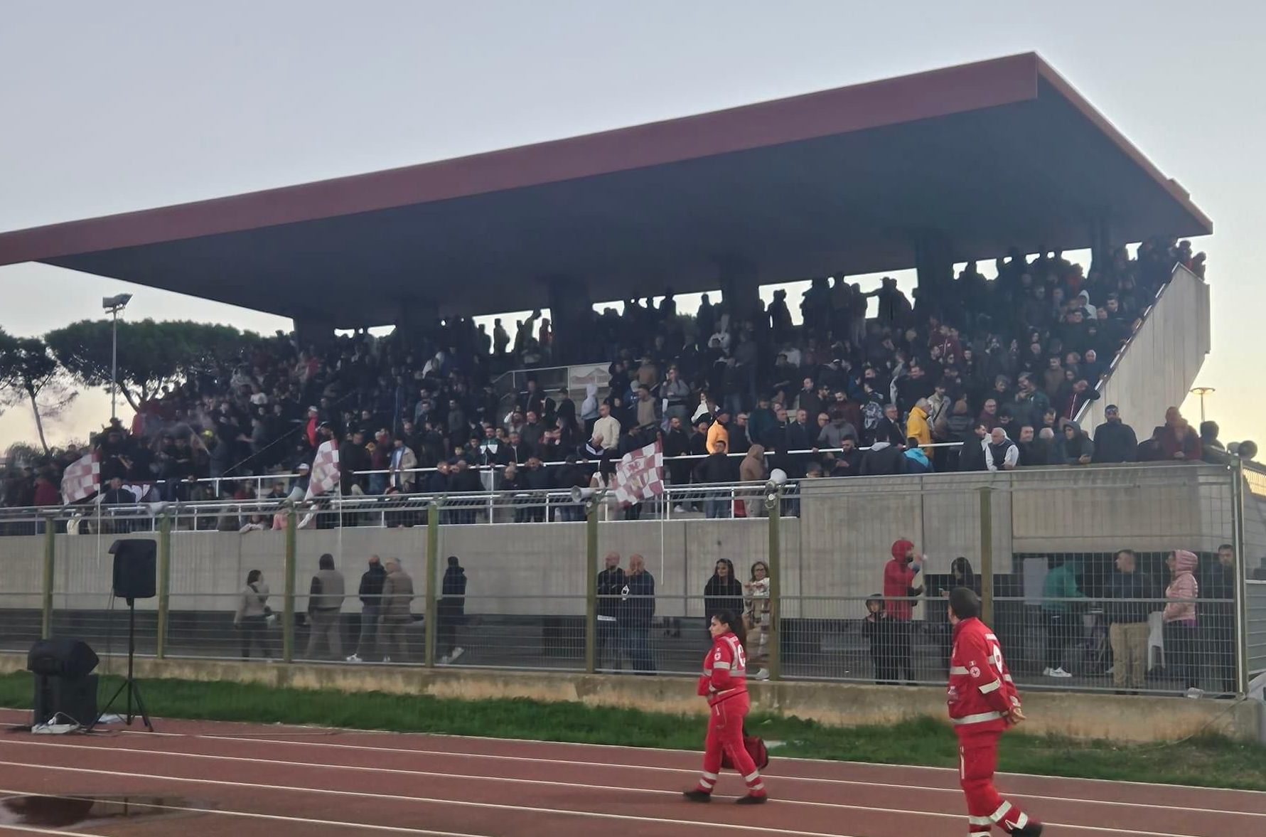 MONDRAGONE CHE PUBBLICO! Pari intenso contro l’Academy San Nicola nella festa domenicale