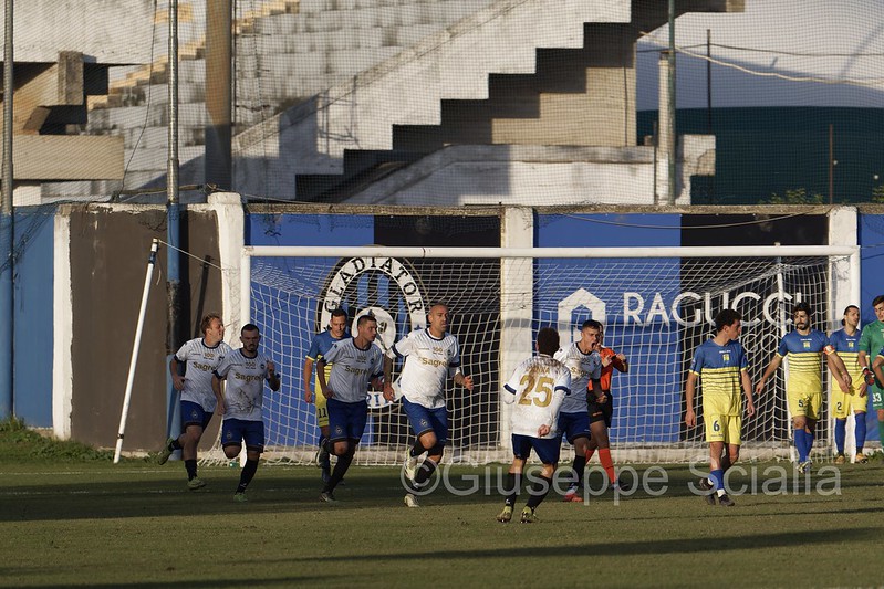 L'esultanza nerazzurra dopo il gol di Castaldo (Foto Giuseppe Scialla)