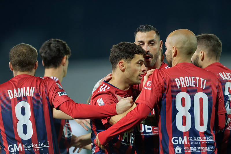 SPETTACOLO ROSSOBLU’. Casertana padrona, il Giugliano si arrende e i falchetti volano al secondo posto. La fotogallery del match