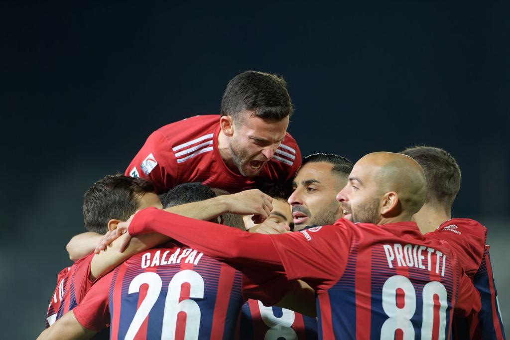 E’ UNA NOTTE MAGICA. La Casertana prende il derby ed il secondo posto!