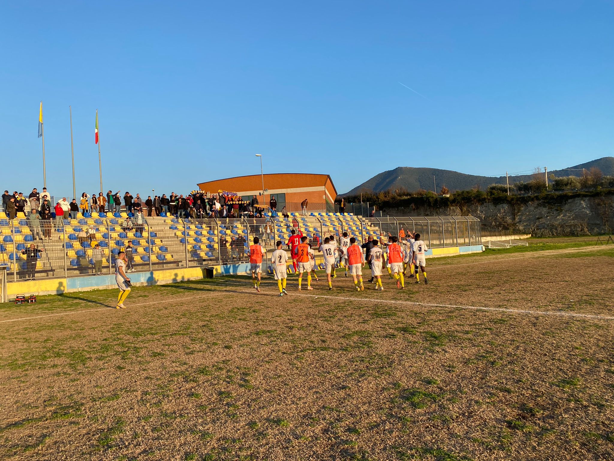 LA SESSANA TIENE LA VETTA. Gialloblù vittoriosi al “Prassino” contro il Villa Literno