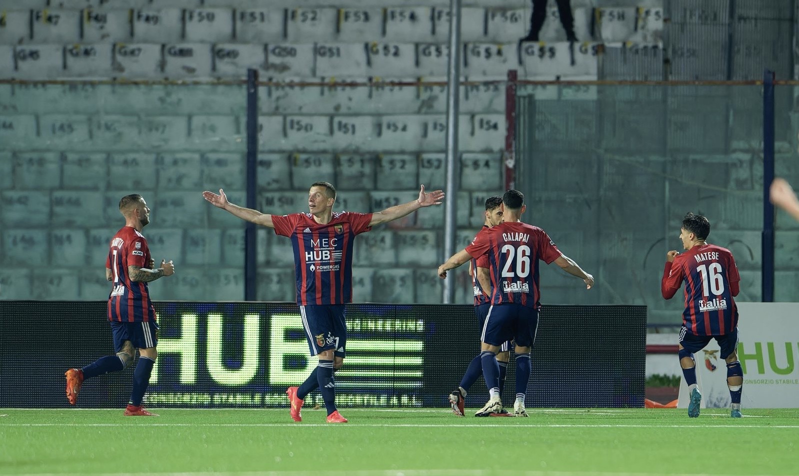 VITTORIA IN EXTREMIS. La Casertana non finisce mai, il Brindisi si arrende nel recupero. Rileggi la diretta testuale