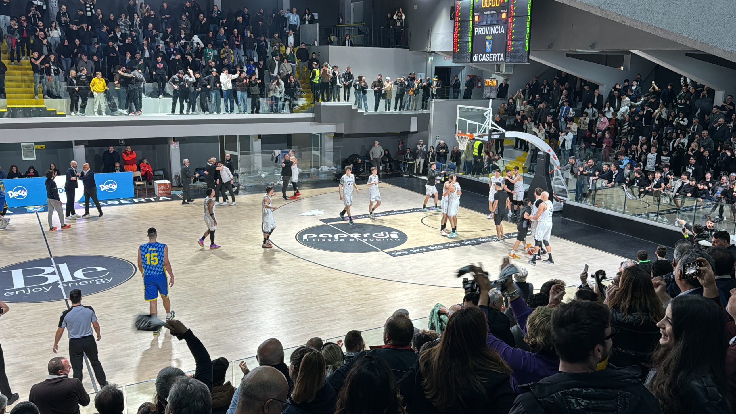 CUORE BIANCONERO. La Juvecaserta vince lo sprint contro Piombino e il ‘Palapiccolo’ esplode di gioia. Gli highlights dell’incontro