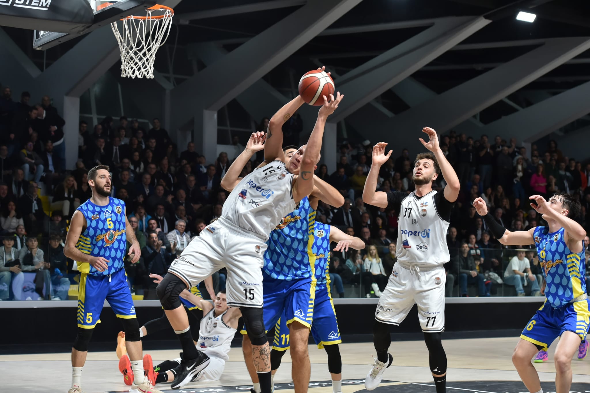 EFFETTO PALAPICCOLO. La Juve c’è! Piombino si arrende all’entusiasmo biaconeri e la Paperdì resta in corsa per i playout