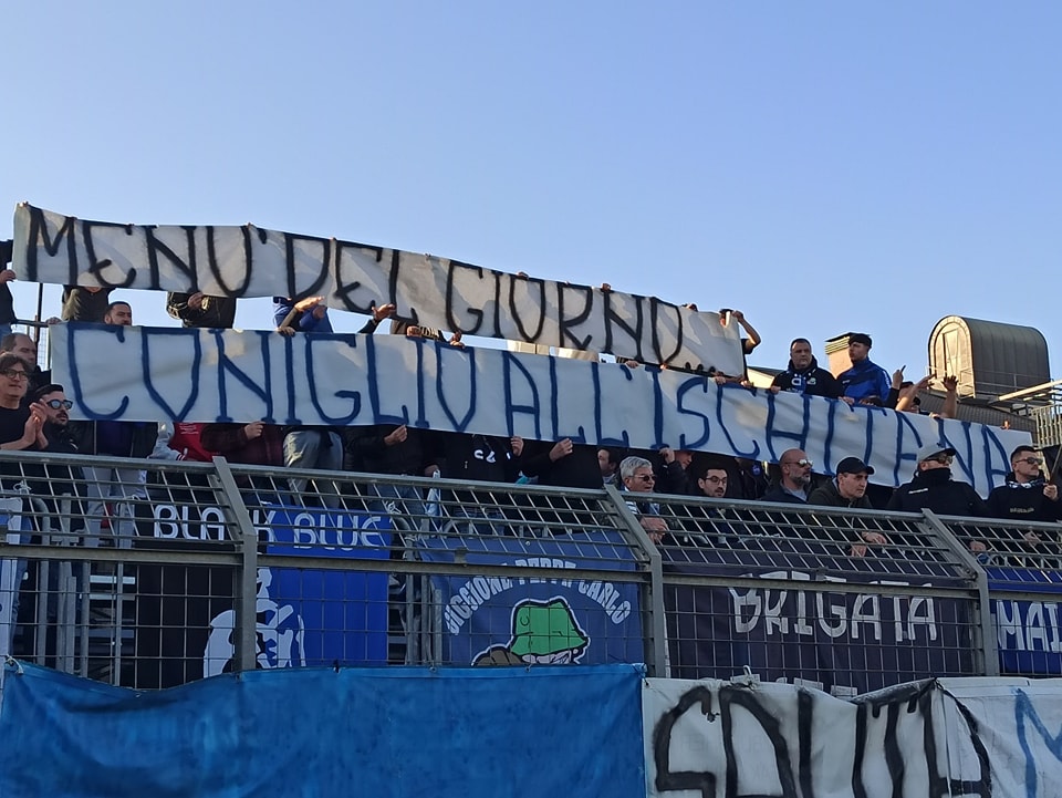 Striscione esposto nella gara d'andata