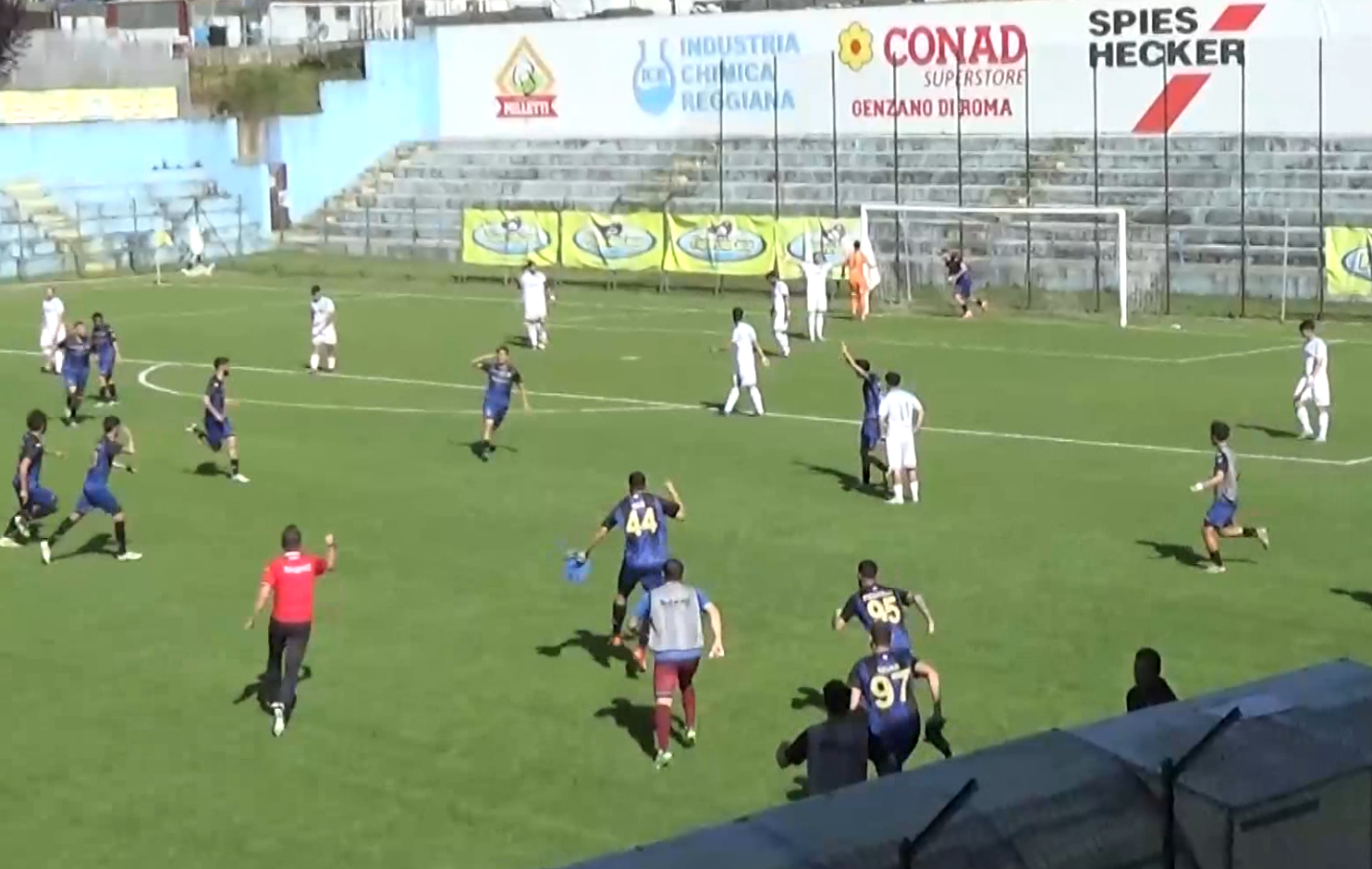 L'esultanza di Crisci dopo il gol