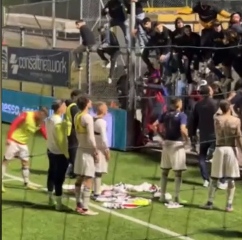 GIUDICE SPORTIVO. Su richiesta dei tifosi lasciano per terra le maglie indossate, multa per tutti i tesserati del Crotone