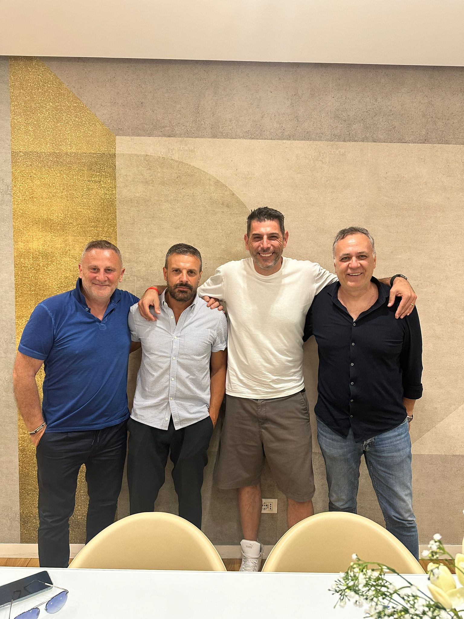 Mister Sanchez con il presidente Del Villano, Di Meo e coach Tomasello della Virtus Aversa