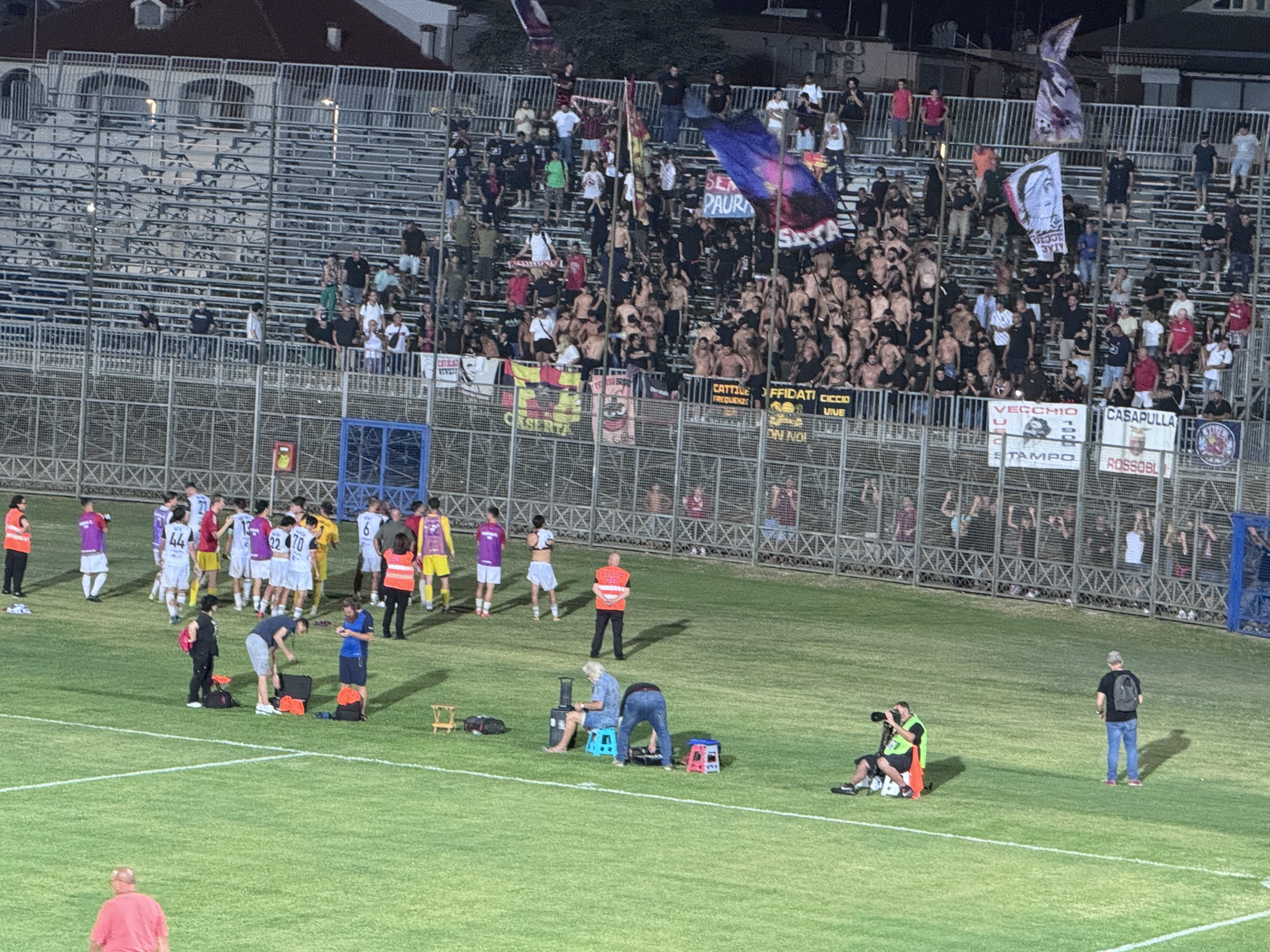 VIDEO. “In mezzo a mille guai mai sola resterai’. Lo spettacolo dei tifosi rossoblù a Latina