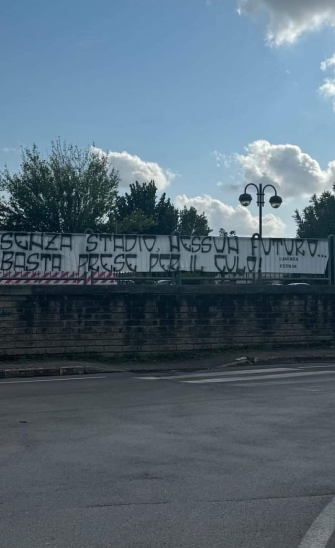 LO STADIO PRIMA DI TUTTO. Spunta un altro striscione alla vigilia di Casertana-Taranto. Il messaggio dei tifosi è inequivocabile