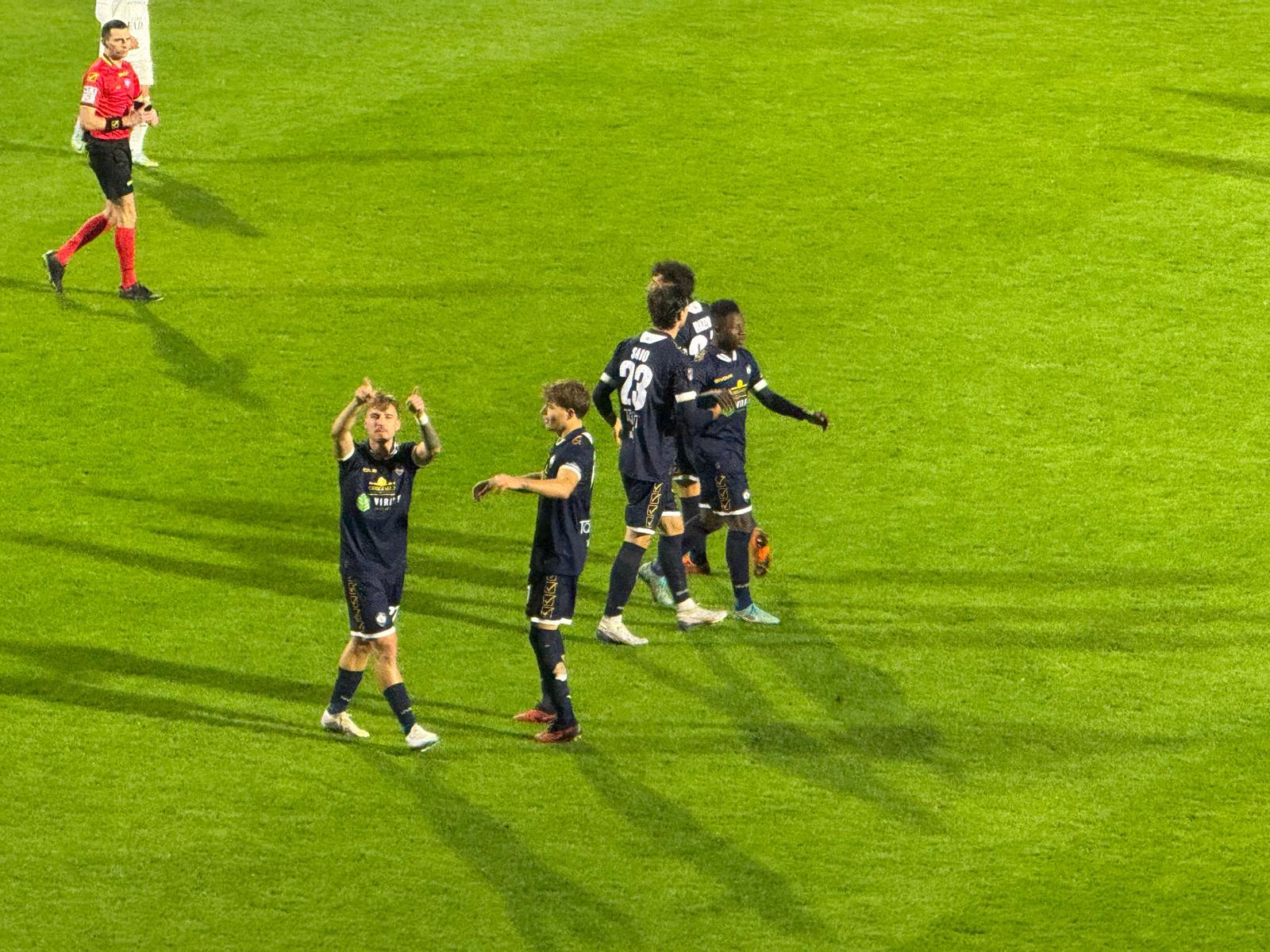 RISULTATI E CLASSIFICA SERIE C. Il Crotone spazza via il Latina, la Cavese non sbaglia con il Taranto. L’Avellino beffata nel finale