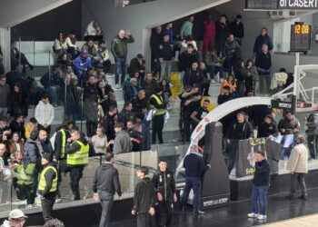 VIDEO. Lo striscione della discordia: i giovani sostenitori di S. Antimo perdono l’occasione di restare in silenzio e vengono zittiti dai tifosi bianconeri
