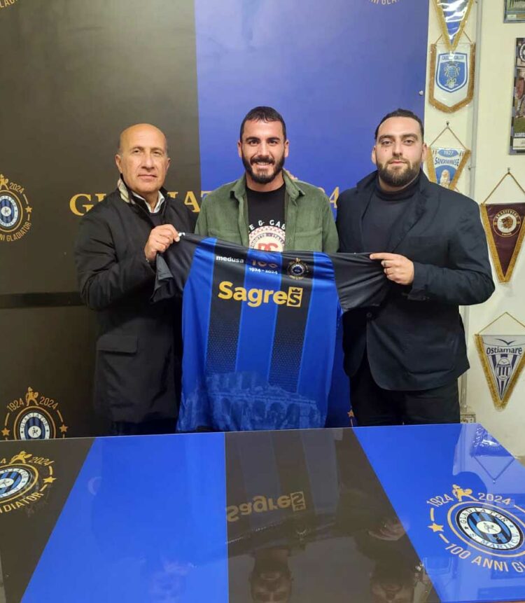 Il neo acquisto con l'Amministratore Valletta e il ds Sansone