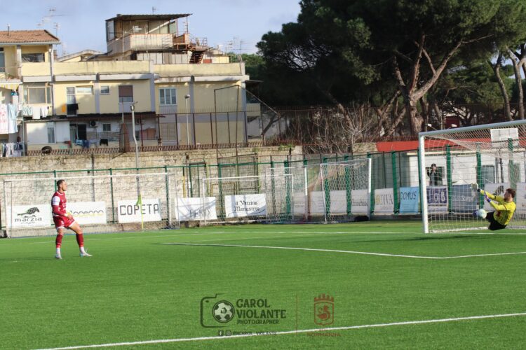 Russo para rigore a Pozzebon