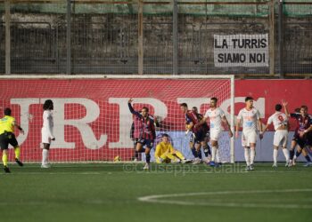 Vano regala un sorriso alla Casertana, Turris battuta in rimonta. La fotogallery dell’incontro