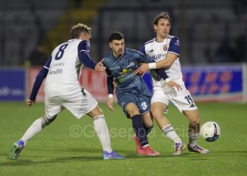 Casertana impalpabile, alla Cavese basta un gol per piegare i rossoblù. La fotogallery dell’incontro