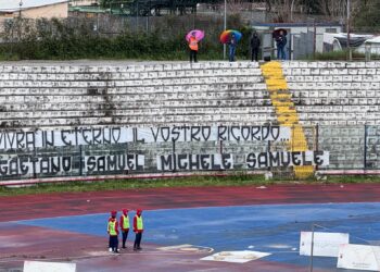 L’OMAGGIO.  Casertana-Foggia, il commovente ricordo dei tifosi rossoblù ai 4 angeli rossoneri