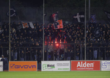 ‘hu hu hu’ verso un calciatore della Casertana e cori contro i giornalisti, arriva la sanzione per la Cavese