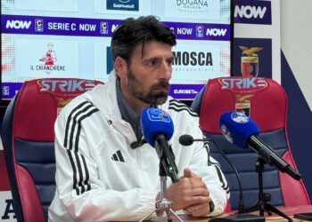 La Casertana si gioca la salvezza col Crotone, mister Iori: “Per noi sarà la partita. Una guerra da vincere col cuore. L’extra calcio? E’ tutto sbagliato…”