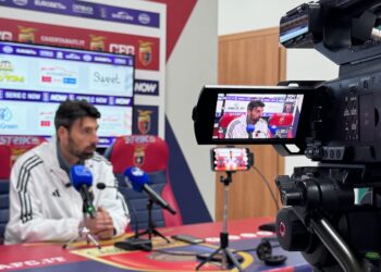 La Casertana si gioca la salvezza col Crotone, mister Iori: “Per noi sarà la partita. Una guerra da vincere col cuore. L’extra calcio? E’ tutto sbagliato…”