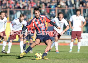 INDIMENTICABILE. Mancosu e quel doppio filo rossoblù: “A Caserta sono diventato calciatore vero. Il rigore alla Salernitana? Il 6 gennaio mi chiamano per gli auguri…”