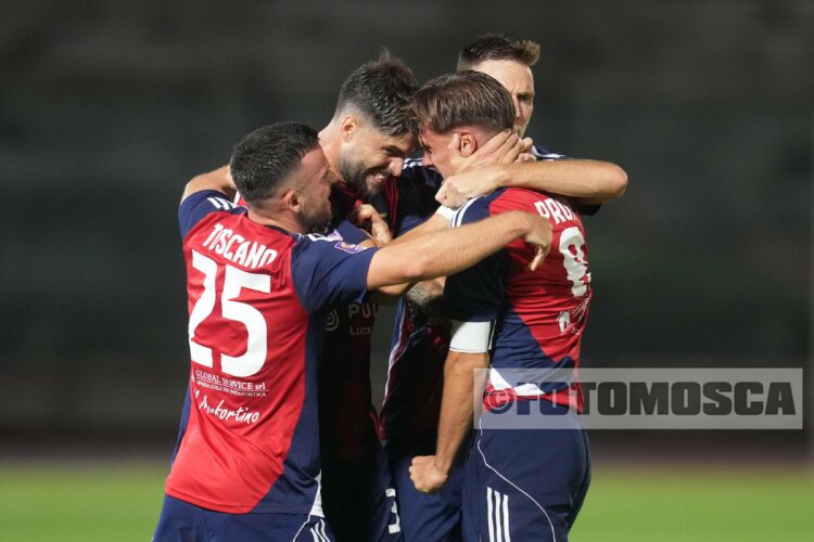L'esultanza dei rossoblù (Foto Mosca)