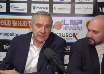 VIDEO. Coach Lardo abbraccia i tifosi: “Il loro amore per la Juvecaserta è senza confini. Supereremo le difficoltà anche grazie al loro sostegno”
