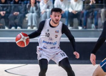 VIDEO. Bombe, zingarate e un canestro da Globetrotters. La Paperdì e i suoi tifosi si godono lo show infinito di Mimmo D’Argenzio