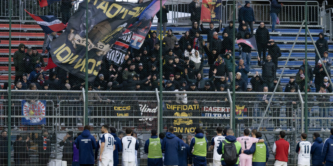 Il saluto a fine gara con i tifosi (Foto Scialla)