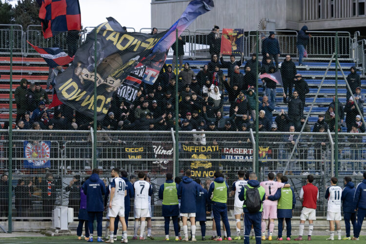 Il saluto a fine gara con i tifosi (Foto Scialla)