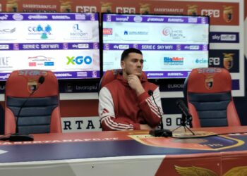 SALA STAMPA. Casertana, De Lucia: “A partita in corso abbiamo sperato in altro. Alla fine tira tira la coperta e i piedi escono fuori”