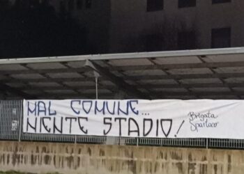 “Mal comune… niente stadio”: la protesta della Brigata Spartaco per i ritardi al “Piccirillo”
