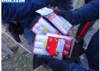 Trovato in possesso di materiale pirotecnico in occasione di una manifestazione sportiva, tifoso denunciato e daspato