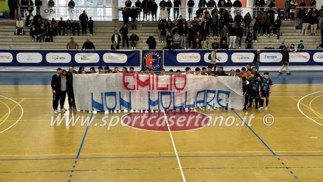 Lo striscione per Emilio Panniello