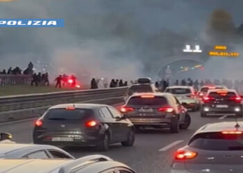 Scontri tra ultras e traffico bloccato sull’A2: 29 DASPO dopo le indagini della DIGOS