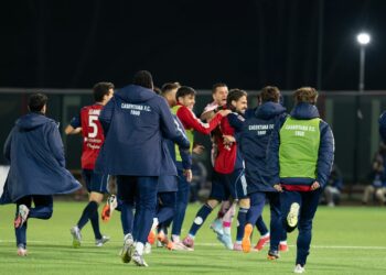 La notte magica della Casertana che si prende il derby e affonda la Salernitana