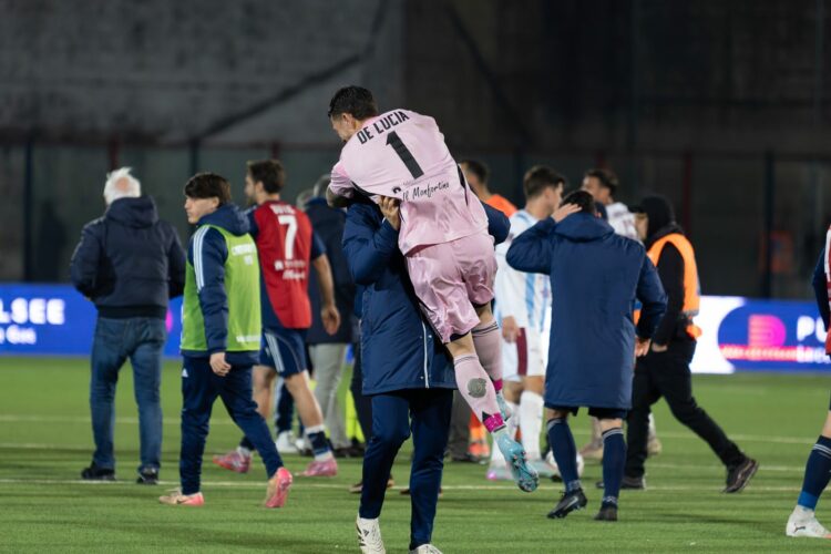 La gioia rossoblù a fine gara (Foto Scialla)